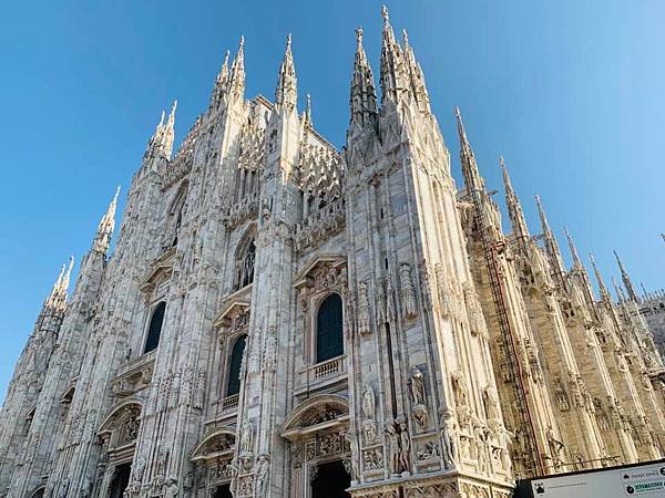 【義大利：擁有雄偉建築的米蘭】時尚大都會。世界五大教堂米蘭大教堂。全球最美星巴克進駐米蘭 l 重新定義19世紀建築物。藝術融入生活。 @花子看世界