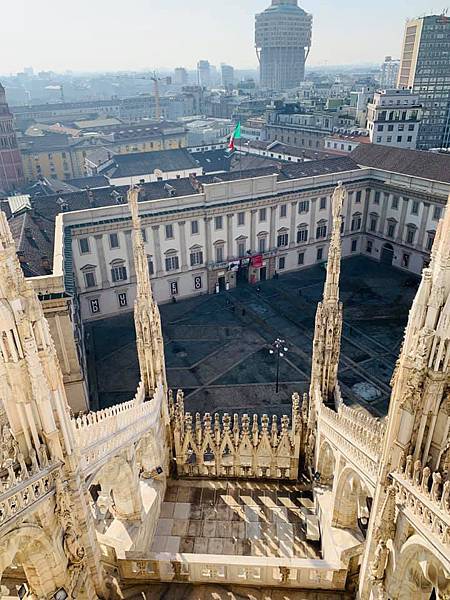 【義大利：擁有雄偉建築的米蘭】時尚大都會。世界五大教堂米蘭大教堂。全球最美星巴克進駐米蘭 l 重新定義19世紀建築物。藝術融入生活。 @花子看世界