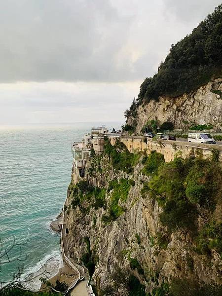 【義大利：阿瑪菲小鎮】流連忘返的阿瑪菲海岸|無限延伸到思念的那一頭。峭壁上絕美景觀飯店 @花子看世界