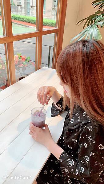 【美食記】桃園：日福OH HAPPY DAY。一間坐落於巷弄的咖啡廳。可以來文青一下。黑巧克力蛋糕太美味了 @花子看世界